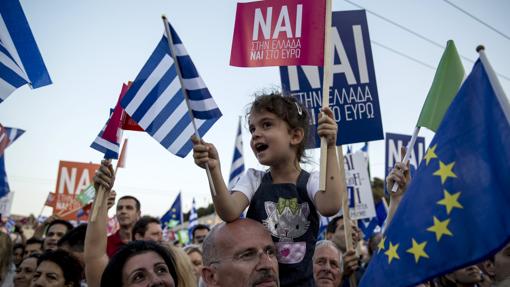 Ciudadanos griegos en un mitin proeuropeo dos días antes del referéndum de rescate