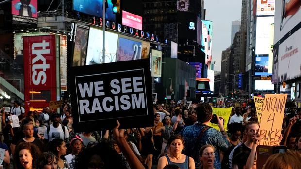 Una manifestante sujetando un cartel reinvindicativo en Times Square