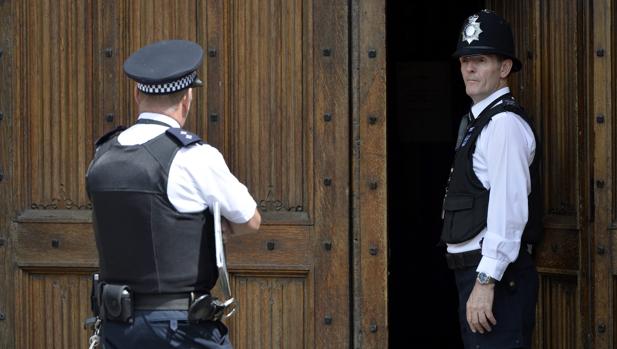 Dos policias británicos a las puertas del Parlamento