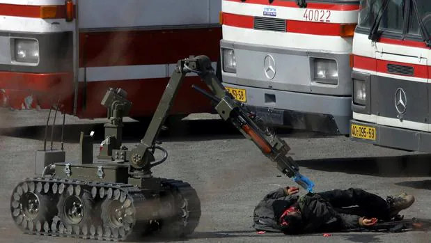 Un robot desactivador de explosivos frente al consulado de Ucrania en Estambul, después de que un hombre amenazara con detonar una bonba