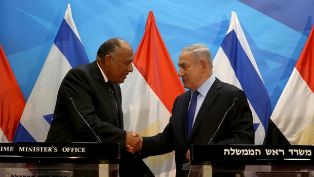 El ministro de Asuntos Exteriores de Egipto, Sameh Shoukry, estrecha la mano del primer ministro israelí durante su visita a Jerusalén