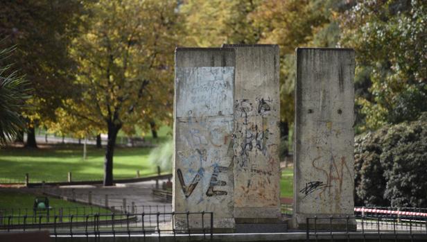 Restos del Muro de Berlín originales en el parque de Berlín de Madrid