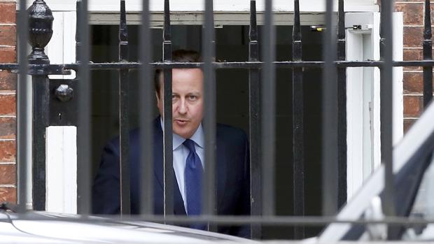 Cameron cazado saliendo por la puerta de atrás tras el último Consejo de Ministros que ha presidido hoy en Londres