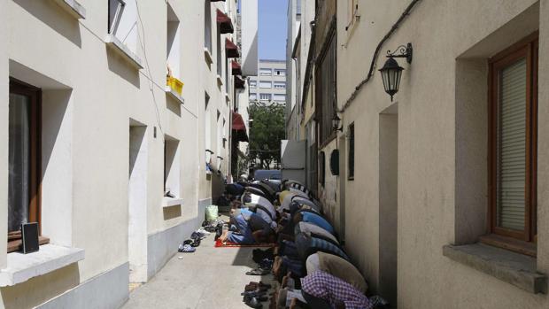 Un grupo de musulmanes reza durante el mes del Ramadán en una mezquita en un suburbio parisino