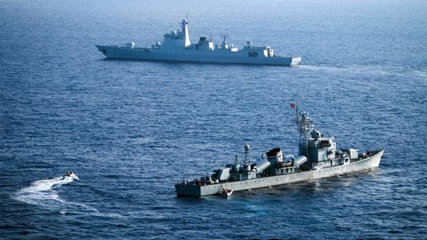 Un buque chino se aproxima a las Islas Parcel, en la denominada «línea de los nueve puntos» en el mar de China Meridional