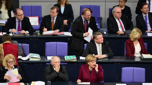 Merkel junto a parte de su Gobierno durante una sesión de control el pasado año
