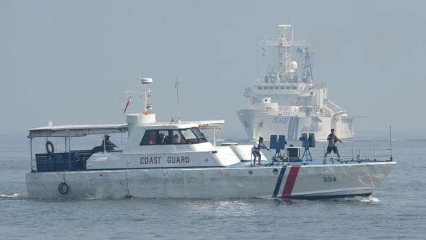 La guardia costera filipina vigila posible llegada de piratas a sus aguas junto con la nave japonesa PLH02 Tsugaru, un día después de que el Tribunal de La Haya rechazase las reclamaciones de Pekín sobre el Mar del Sur de China