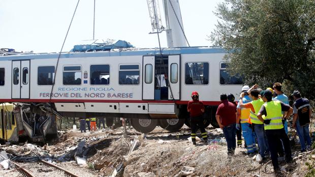 Socorristas trabajan en el lugar en que esta martes chocaron dos trenes, un campo de olivares entre Andria y Corato, cerca de Bari