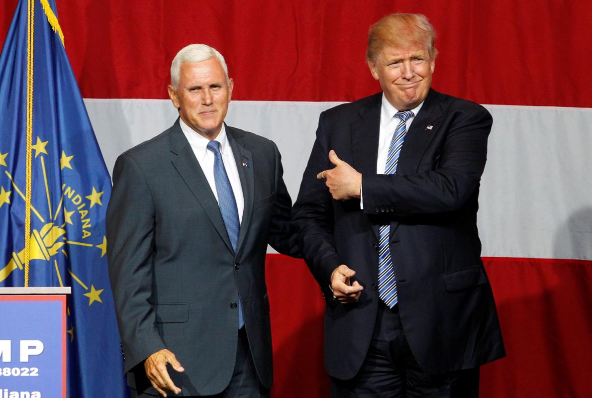 Mike Pence, con Donald Trump