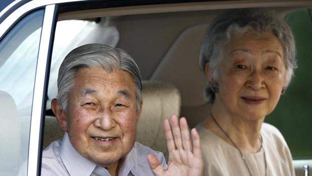 El emperador Akihito de Japón y la emperatriz Michiko saludan a su salida en limusina de su residencia de invierno en la Hayama Imperial Villa, al sur de Tokio