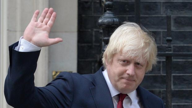 El nuevo ministro de Exteriores británico, Boris Johnson, saluda a su salida del número 10 de Downing Street