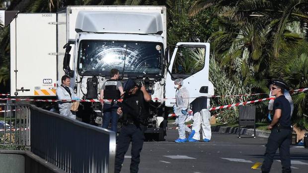 Forenses y policías analizan el camión en el paseo marítimo Promenade des Anglais en la ciudad de Niza