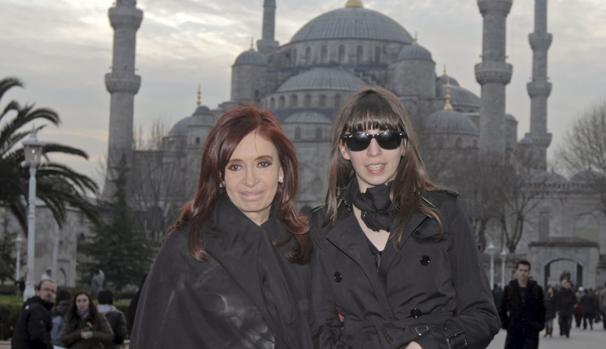 Cristina Fernandez de Kirchner (i), y su hija Florencia posan junto a la mezquita Sultanahmet en Estambul, durante una visita oficial