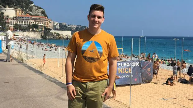 Jacobo, madrileño de 16 años, en el paseo marítimo de Niza