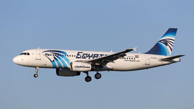 En las conversaciones de los pilotos del avión siniestrado de Egyptair se menciona un incendio