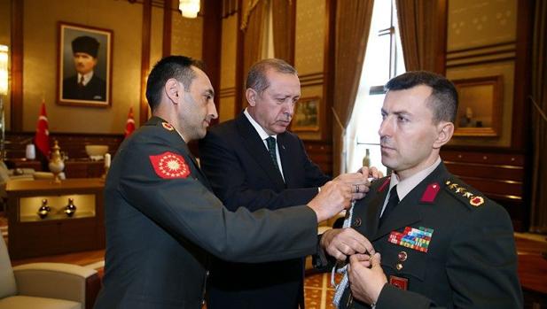 Detenido también el principal asesor militar de Erdogan, tras el fallido golpe de estado