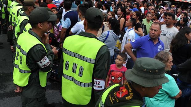 Otra avalancha de venezolanos buscando comida en la frontera con Colombia y Brasil