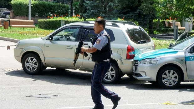 Un policía kazajo en las aproximaciones al tiroteo esta mañana en Almaty, Kazajistán