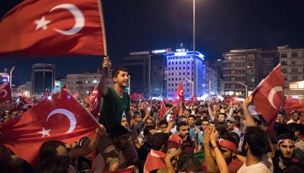 Manifestantes salen a la calle tras el golpe de Estado en Turquía el pasado viernes
