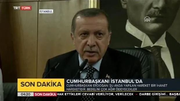 Erdogan, minutos después de aterrizar en Estambul durante el golpe de Estado