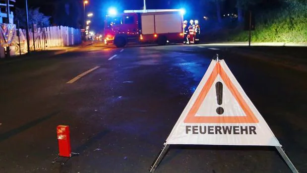 Un grupo de bomberos trabaja en los alrededores del tren atacado en Alemania