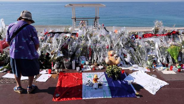 Una señora observa uno de los homenajes en el Paseo de los Ingleses a las víctimas del atentado de Niza