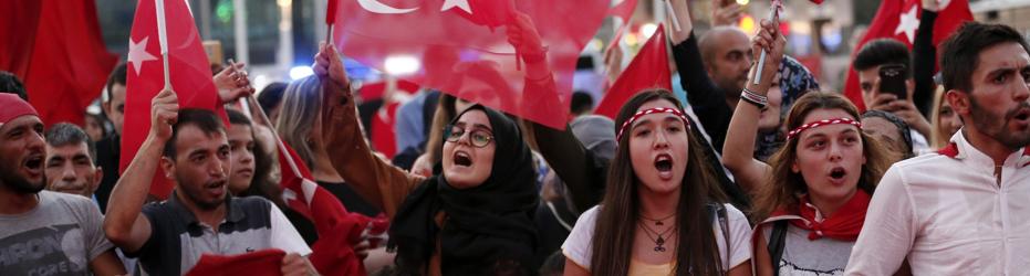 Varios partidarios de Erdogan ayer durante la manifestación en apoyo al presidente turco