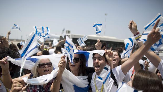 Un grupo de judío franceses tras aterrizar este miércoles en Israel