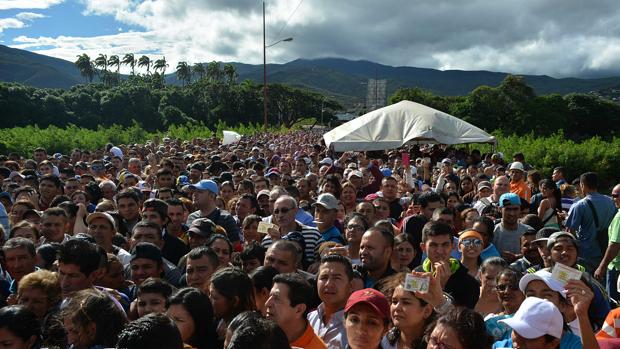 Una multitud de venezolanos cruza la frontera en dirección a Cúcuta, el domingo pasado