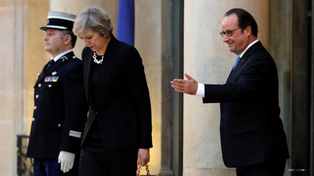 Francois Hollande, junto a Theresa May, en el Palacio del Elíseo