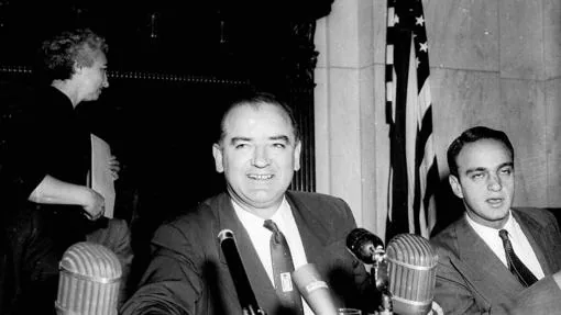 El senador estadounidense, Joseph McCarthy, en una reunión del Comité de Actividades Antiaemericanas