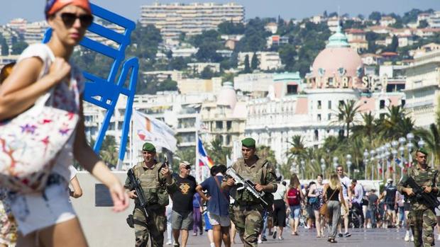 Un grupo de militares patrulla el Paseo de los Ingleses de Niza