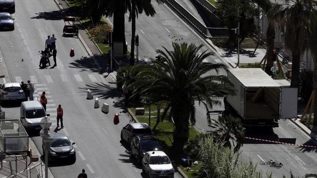 Solo un vehículo de Policía vigilaba la entrada por donde accedió el terrorista de Niza