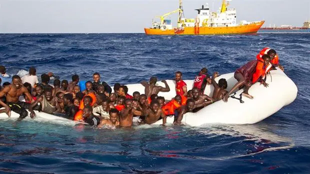 Un bote repleto de inmigrantes subsaharianos llega a las costas europeas
