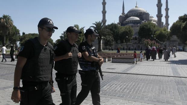 Fuerzas de seguridad turcas caminan en el exterior de la Mezquita Azul de Estambul (Turquía)
