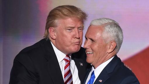 Trump saluda a Pence con un amago de beso ante las risas del candidato a vicepresidente