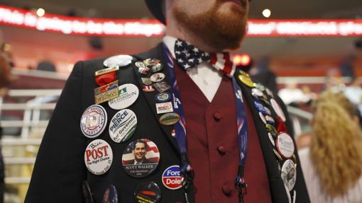 Un hombre lleva muchos pins y una pajarita con la bandera estadounidense en la Convención Republicana