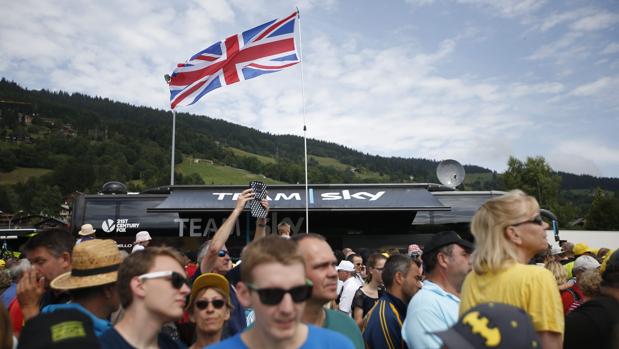 Muchos aficionados británicos han venido a Francia a presenciar el Tour