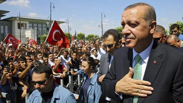 Erdogan tras la oración del viernes en Ankara, Turquía