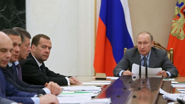 Putin y el primer ministro, Medvédev durante una reunión con los miembros del Gobierno en el Kremlin