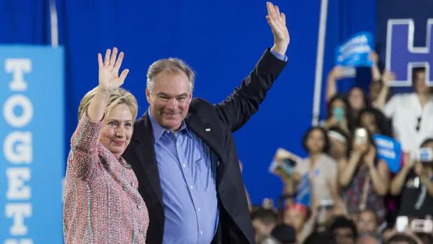 El senador Tim Kaine juanto a Hillary Clinton durante un acto de campaña