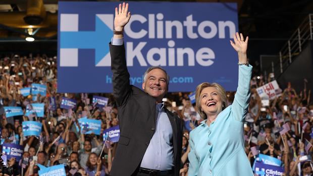 Kaine (izquierda) y Clinton (derecha) durante su primer mitin juntos anoche en Miami