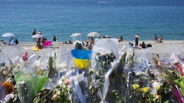 Flores y velas recuerdan a las víctimas del atentado de Niza en el paseo de los Ingleses