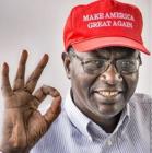 Malik Obama en un montaje con la gorra de la campaña de Trump