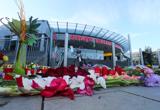 Uno de los homenajes florales realizados a las víctimas a las afueras del centro comercial donde se perpetró el ataque