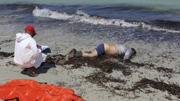 Una foto de un cuerpo que yace en la costa libia el año pasado