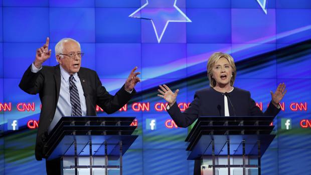 Sanders y Clinton durante un debate de las primarias demócrtas