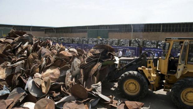 Un tractor destruye antenas parabólicas por orden de la Policía religiosa en en Teherán