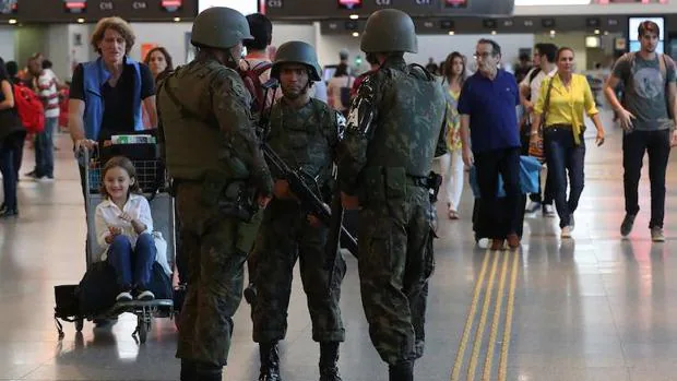 Autoridades brasileñas vigilan las instalaciones del aeropuerto internacional Tom Jobim de Río de Janeiro