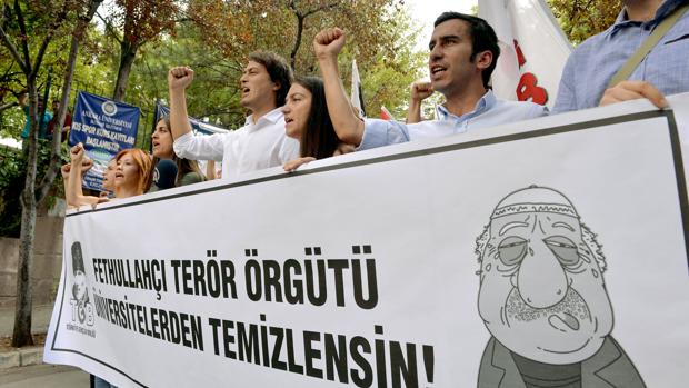 Miembros del grupo ultranacionalista TGB protestan en Ankara ante las instituciones vinculadas a Gülen el pasado 21 de julio